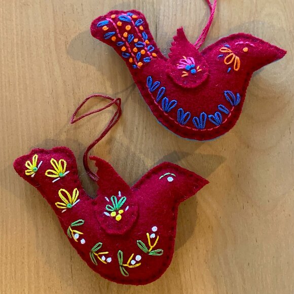 Pair of Hand Embroidered BIRD ORNAMENTS. NEW (Lot 7) - Picture 2 of 4